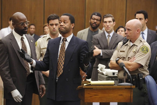 THE PEOPLE v. O.J. SIMPSON: AMERICAN CRIME STORY "Conspiracy Theories" Episode 107 (Airs Tuesday, March 15, 10:00 pm/ep) -- Pictured: (l-r) Sterling K. Brown as Christopher Darden, Cuba Gooding, Jr. as O.J. Simpson. CR: Ray Mickshaw/FX (Foto: Divulgação)