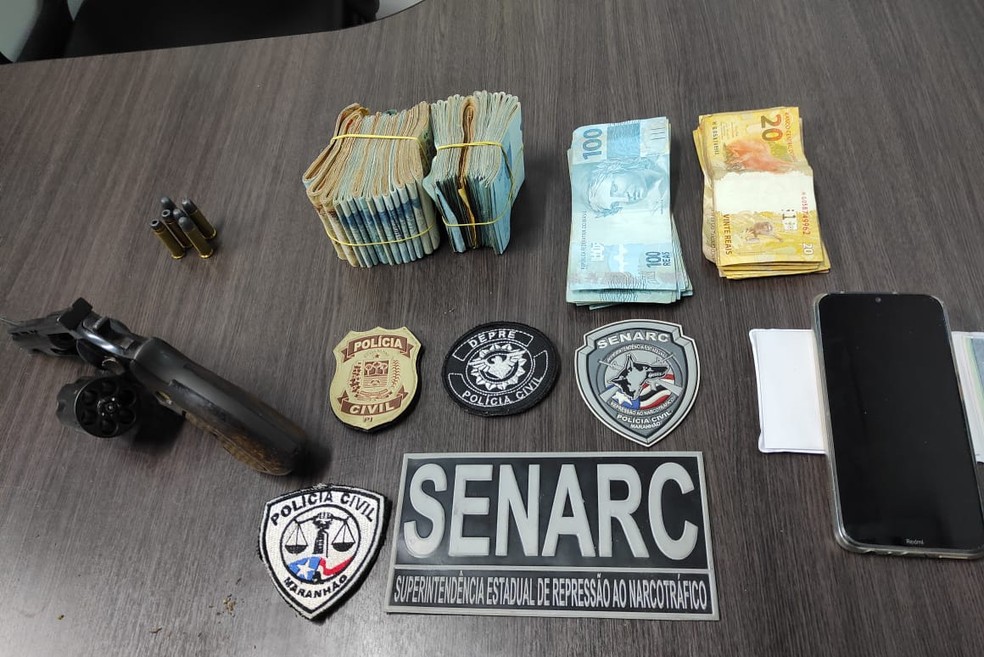 Armas e dinheiro encontrados com Laercio Augusto Dias durante a prisão em Teresina. — Foto: Divulgação/Polícia Civil 