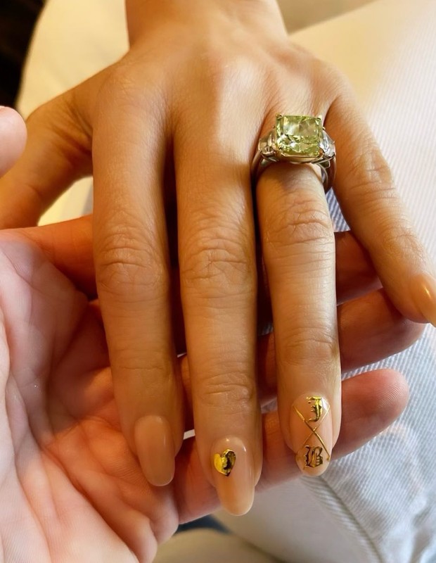 Jennifer Lopez asks for her and Ben Affleck's initials on her nail (Photo: Playback/Instagram)