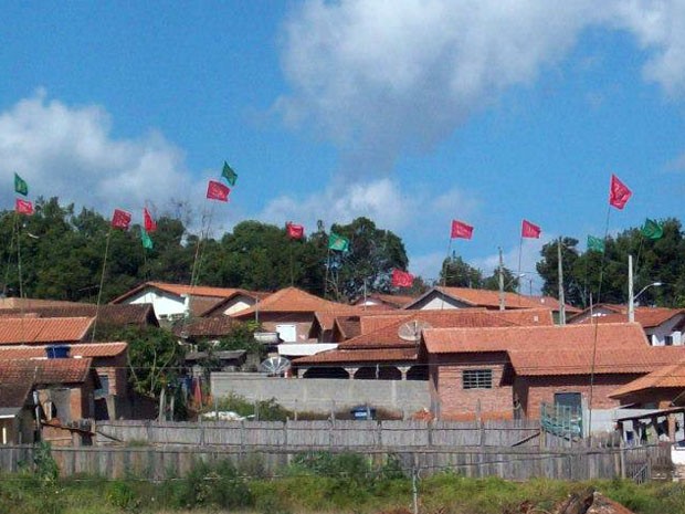 Candidatos promovem "guerra das bandeiras" em Turvolândia. (Foto: Jhonatan Paulino Batista Rodrigues)