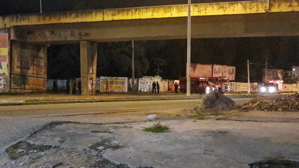 Bomba detonada em viaduto. Polícia isolou área para retirada de artefatos explosivos em Fortaleza. — Foto: Rafaela Duarte/Sistema Verdes Mares