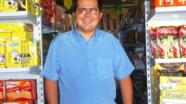 Com esforço e dedicação, Rodrigo Santana inaugurou o mercado “Comercial Super Bom Preço” em 2009, no município de Santaluz (Foto: Divulgação)