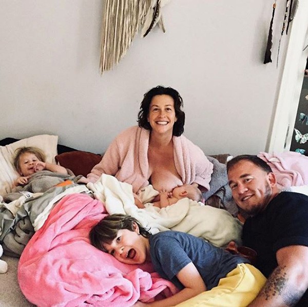 Alanis Morissette com sua família (Foto: Instagram)