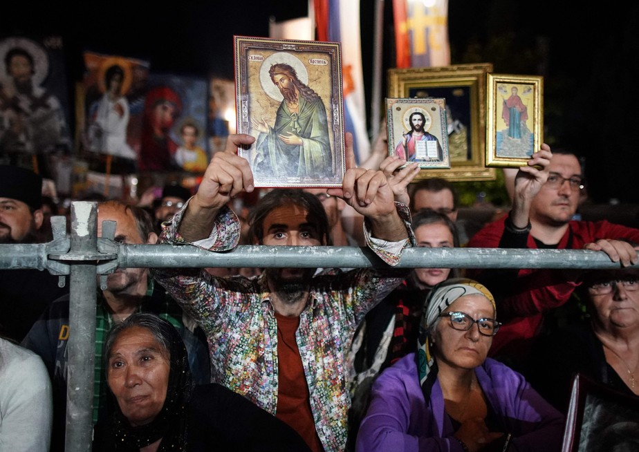 Cristãos ortodoxos participam de oração 'pelo casamento e família', convocada pela Igreja Ortodoxa Sérvia, contra a Europride, a Parada Gay europeia, que será realizada em Belgrado