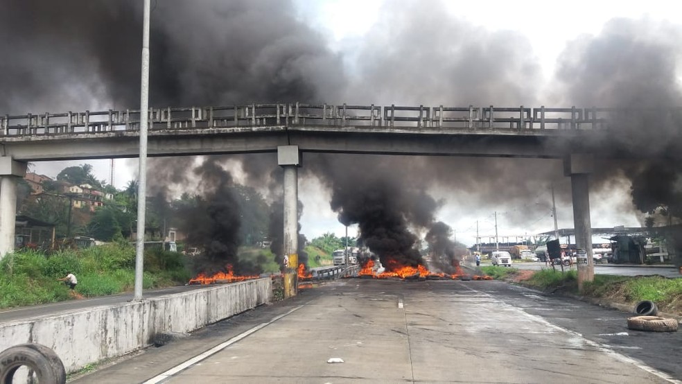 Manifestantes queimam pneus nos dois sentidos da BR-101, no municÃ­pio de Escada, na Zona da Mata Sul do estado (Foto: DivulgaÃ§Ã£o/PRF)