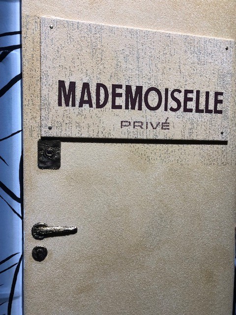 A emblemática porta do escritório de Mademoiselle, bordada por Lesage na exposição Mademoiselle Privé (Foto: Divulgação)