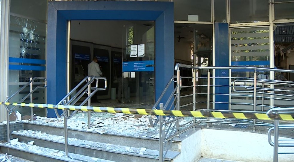 Agência destruída por quadrilha em Rio Claro (Foto: Reprodução/EPTV)
