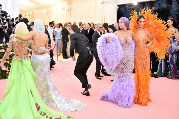 Um flagrante do instante no qual Kylie Jenner observa o bumbum de Jennifer Lopez durante o Met Gala 2019 (Foto: Getty Images)