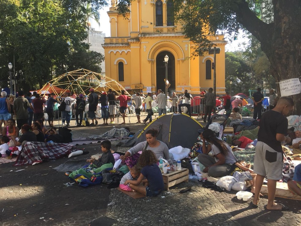 Crianças desabrigadas por desabamento de prédio dormem em calçada próximo ao local da tragédia (Foto: Roney Domingos/G1)