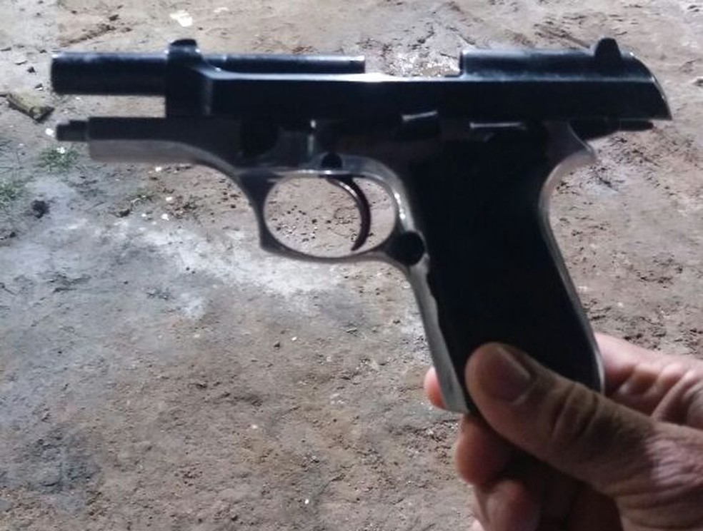 Pistola foi localizada em pres&iacute;dio que integra o Complexo do Curado, na Zona Oeste do Recife, na ter&ccedil;a-feira (24) (Foto: Seres/Divulga&ccedil;&atilde;o)