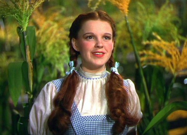 A protagonista de 'O Mágico de Oz' foi encontrada morta aos 47 anos no banheiro de sua casa em Londres. Depois foi constatado que a causa da morte foi uma overdose de barbitúricos. (Foto: Reprodução)
