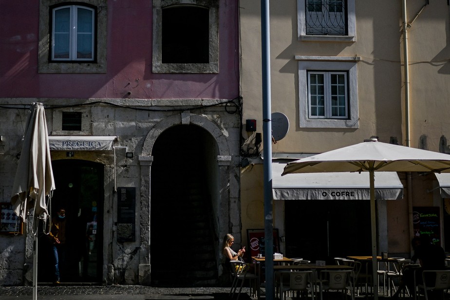 Clientes em loja e café de Lisboa
