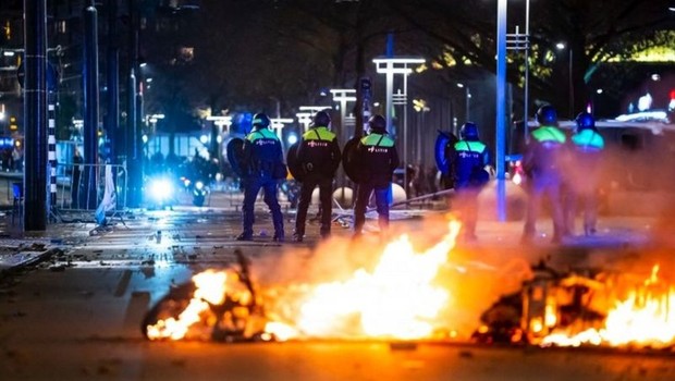 Manifestantes incendiaram diversos objetos em ruas de cidades europeias, incluindo carros e motos (Foto: EPA via BBC)