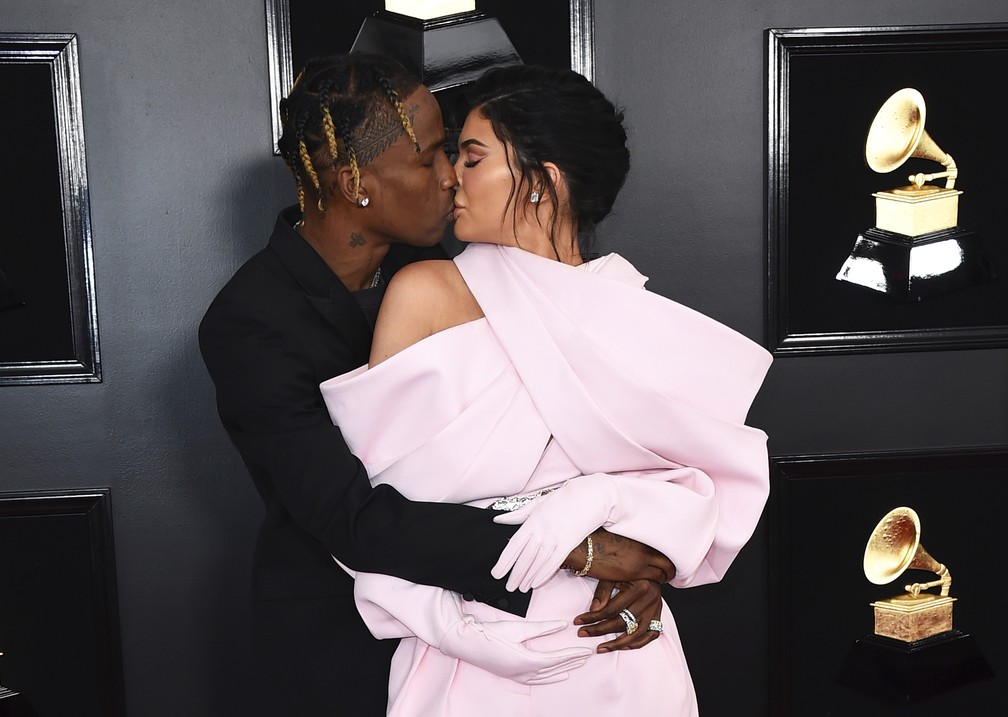 Travis Scott beija Kylie Jenner no tapete vermelho do Grammy 2019 — Foto: Jordan Strauss/Invision/AP