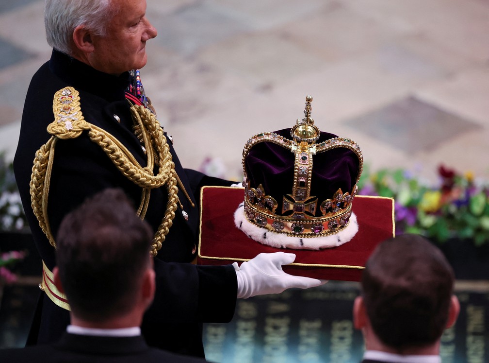 A coroa de São Eduardo do século 17 é carregada no dia da cerimônia de coroação do rei Charles III — Foto: Phil Noble/Pool via Reuters