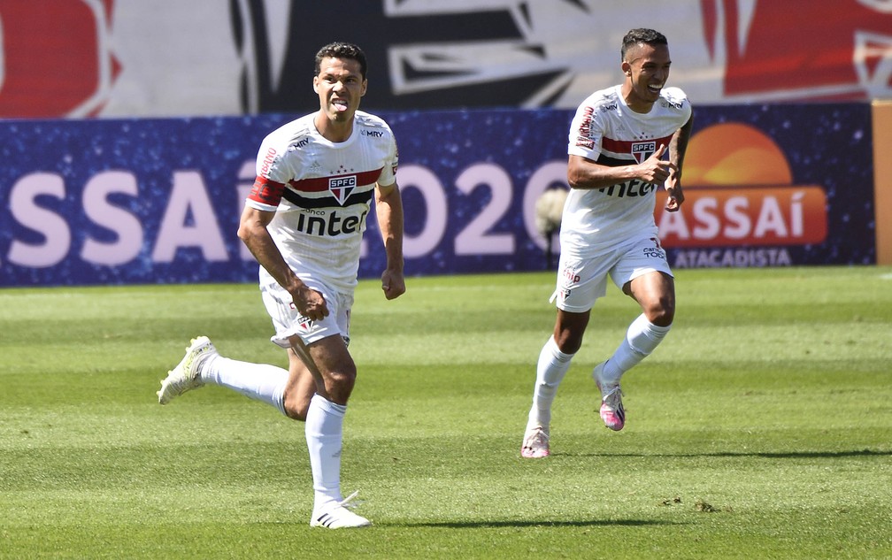Hernanes comemora gol em São Paulo x Corinthians — Foto: Marcos Ribolli