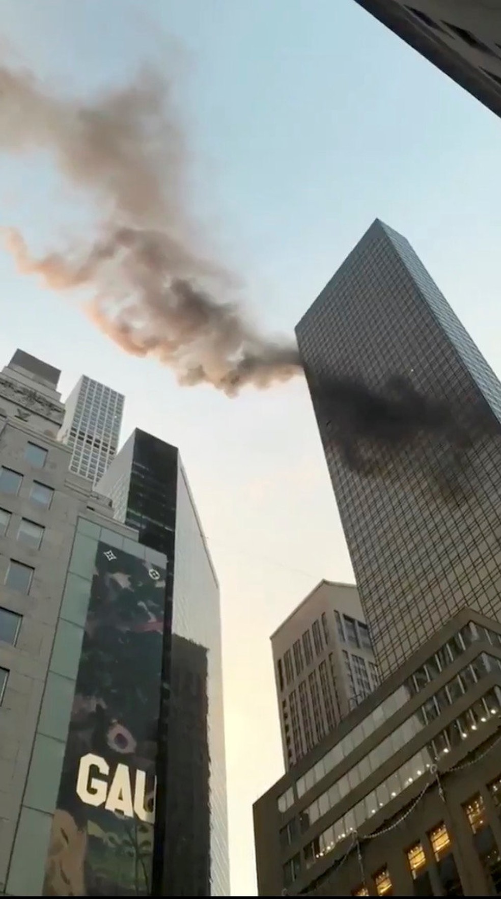 Imagem tirada de vídeo postado em redes sociais mostra fumaça no topo da Trump Tower, onde um incêndio foi relatado na manhã de 8 de janeiro de 2018  (Foto: Twitter/@NYCBMD/via Reuters)