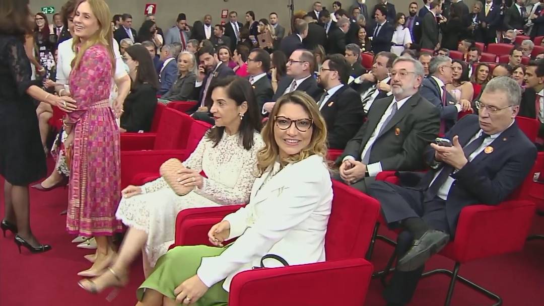 Janja e Lu Alckmin sentadas na primeira fila para acompanhar a diplomação de Lula no TSE