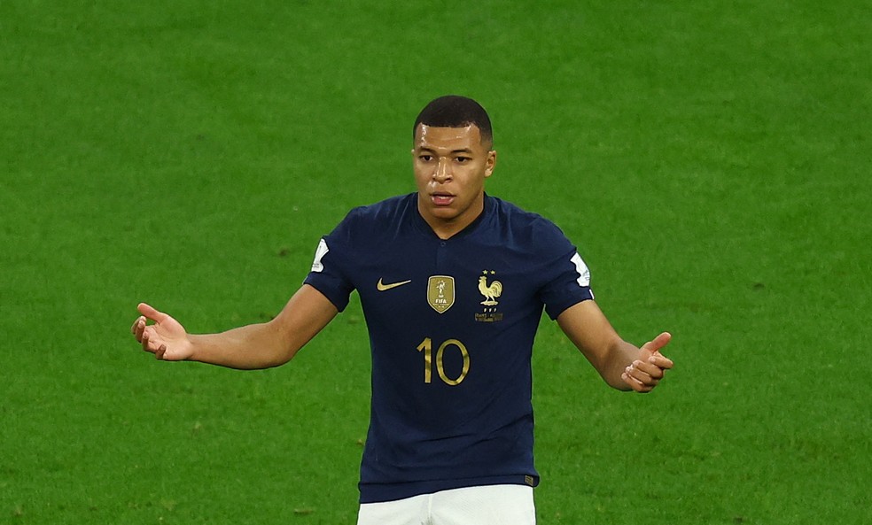 Mbappé é artilheiro da Copa 2022 com cinco gols empatado com Messi — Foto: REUTERS/Lee Smith