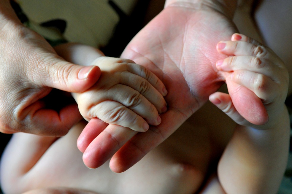 Mãe segura mão de bebê no DF, em imagem de arquivo (Foto: Tony Winston/Agência Brasília)