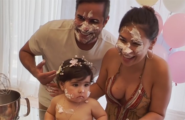 Simone e Kaká Diniz celebraram 1 ano de Zaya com a brincadeira Smash the Cake (Foto: Reprodução / Youtube)