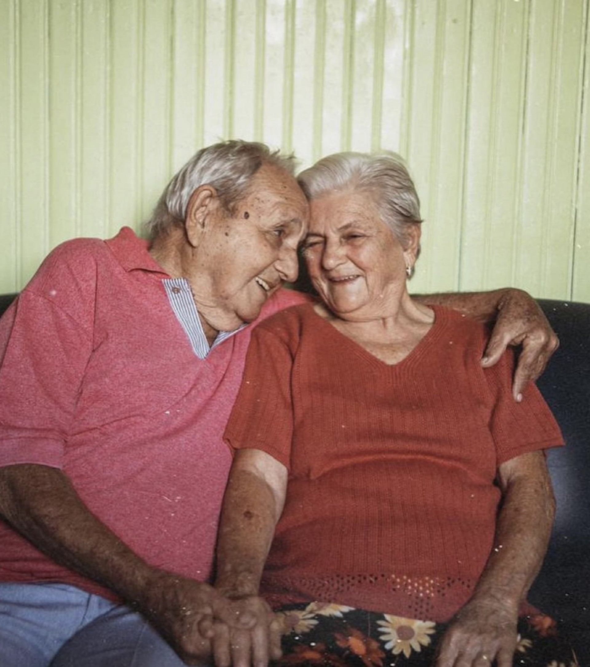 Casal de idosos que vende caldo de cana viraliza e acumula milhões de seguidores: 'Nossos netinhos'