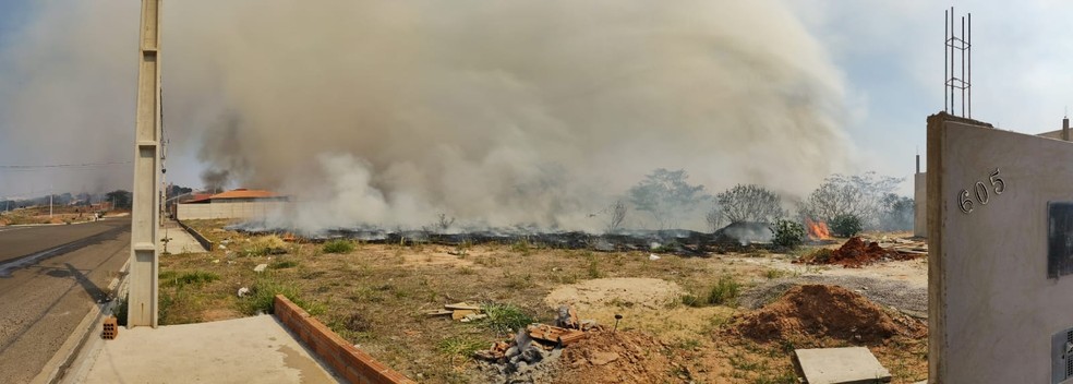 Incêndio chegou próximo às casas e assustou moradores do Residencial Moacyr Trentin, nesta quinta-feira (19) — Foto: Marcos Penteado Trentin