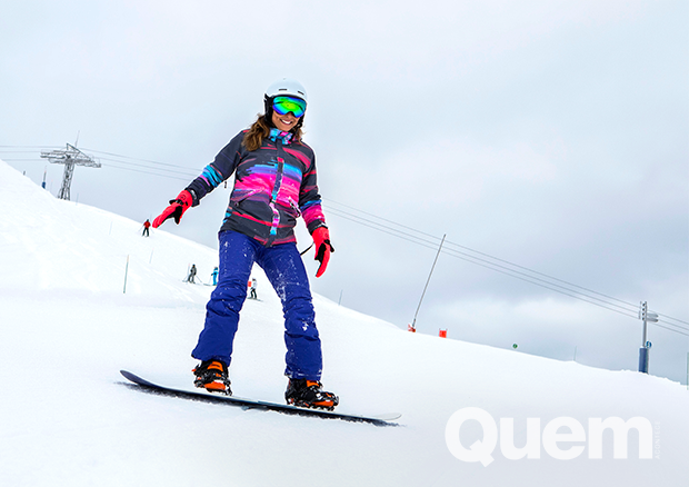 Juliana Paes pratica snowboard na estação de esqui do Club Med, nos Alpes Franceses (Foto: Nina Jacobi/ Flare Fotografia/ Ed.Globo)