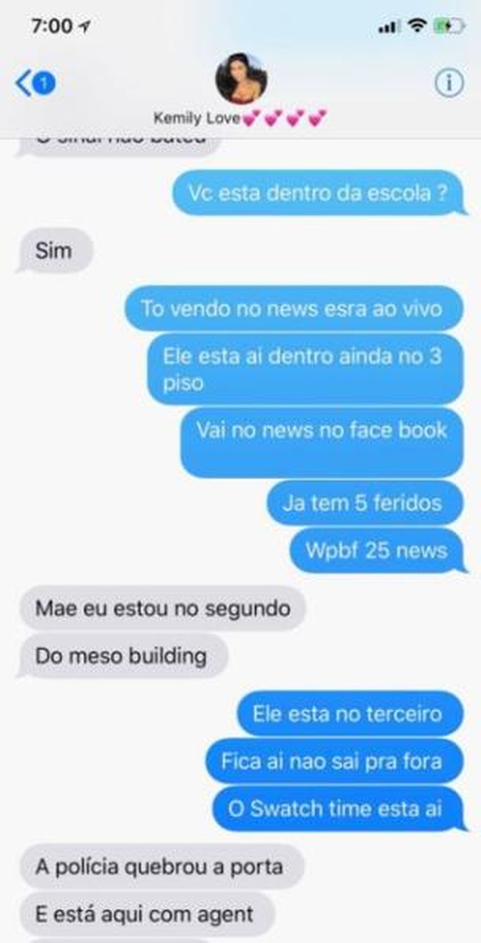 Mãe passa para filha informações que ela teve pela TV (Foto: EPA/BBC)