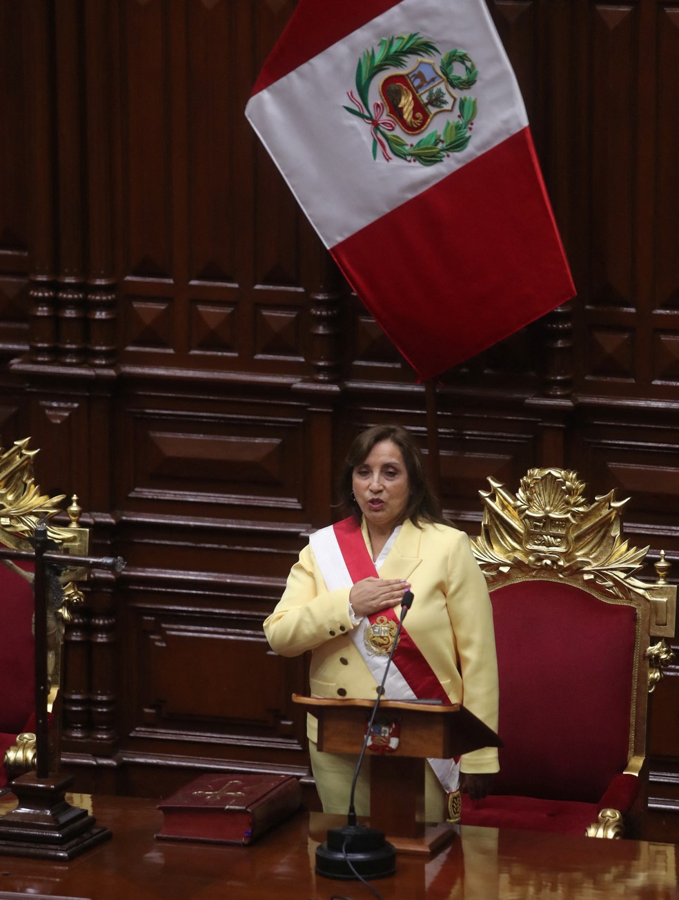 Dina Boluarte ao assumir a presidência do Peru — Foto: Sebastian Castaneda/Reuters