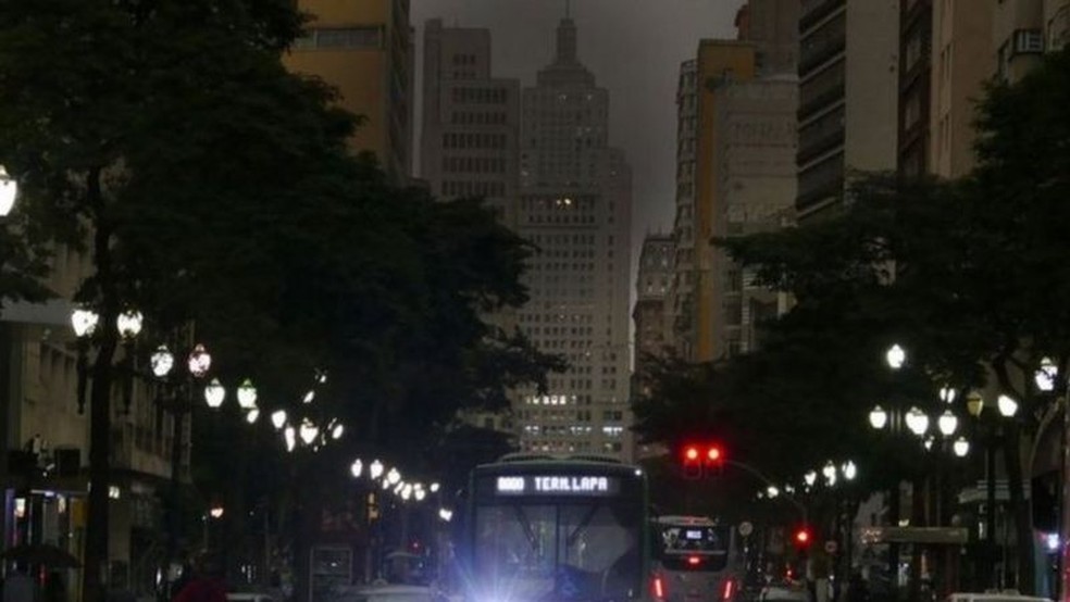 Céu ficou escuro no centro de São Paulo durante a tarde em que fumaça de incêndio na Amazônia atingiu a cidade — Foto: Jorge Araújo/Fotos públicas via BBC