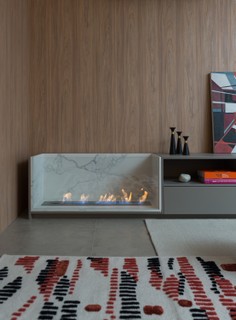A arquiteta Barbara Dundes criou um espaço para a lareira ecológica no rack da sala de estar para aquecer nos dias mais frios e deixar o ambiente aconchegante