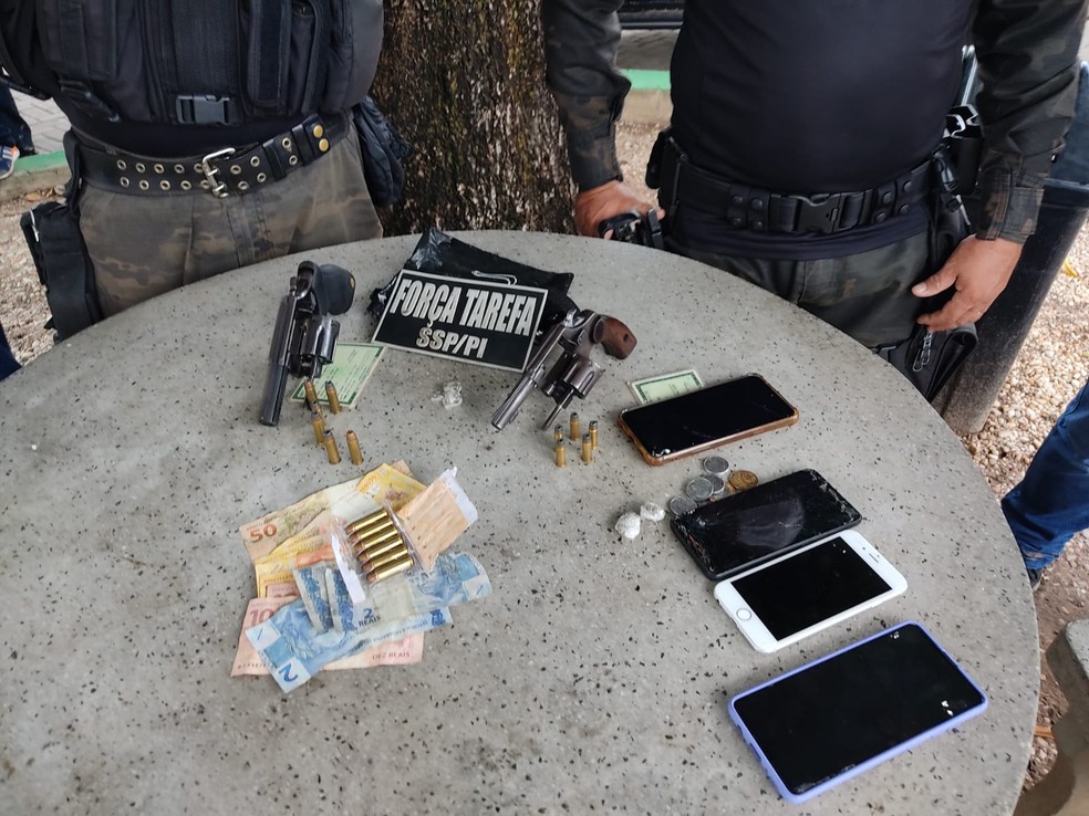 Força Tarefa da Secretaria de Segurança Pública do Piauí apreende armas e drogas em abordagem — Foto: Ângela Bispo/TV Clube
