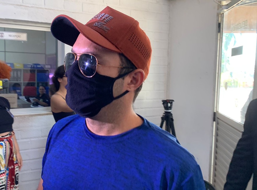 Diogo Pereira Fortes, dono do carro que atropelou estudante na Av. Beira Rio, em Cuiabá, se apresentou à polícia. — Foto: Thiago Andrade/TV Centro América