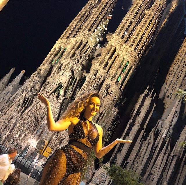Laura Keller posa em frente à Sagrada Família, na Espanha (Foto: Reprodução / Instagram)