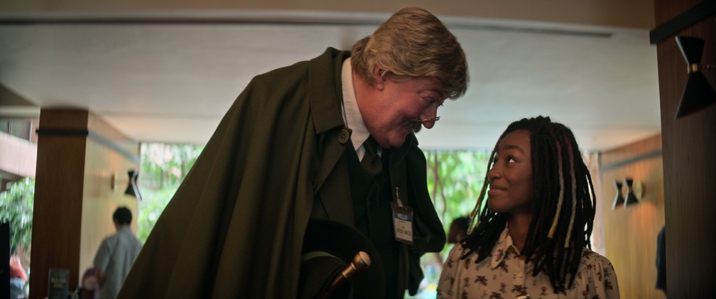 Stephen Fry e Vanesu Samunyai em cena de 'Sandman' — Foto: Divulgação