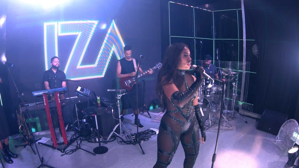 IZA canta no BBB 22 — Foto: Globo