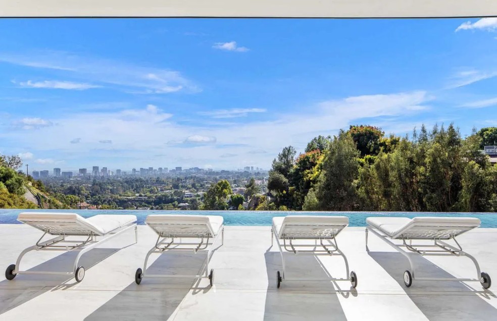 A casa possui uma vista privilegiada de Los Angeles — Foto: Antonio Barcelo / theagencyre.com / Reprodução