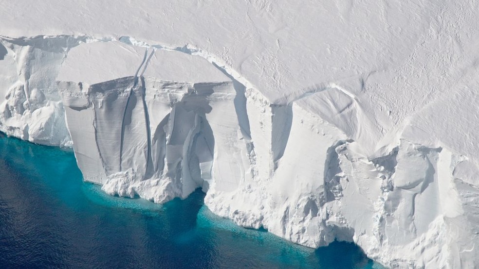 Cientistas fizeram um levantamento da massa do manto de gelo antártico no período de 1992 a 2017 (Foto: NASA)