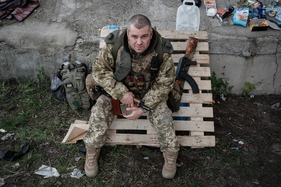 Soldado ucraniano descansa na cidade de Severodonetsk, onde tropas de seu país travam fortes batalhas contra os russos.  — Foto: Yasuioshy Chiba/AFP