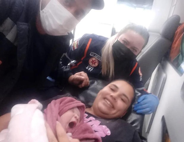 Bebê nasce dentro de ambulância  (Foto: Reprodução Facebook/Secretaria de Saúde Lages)