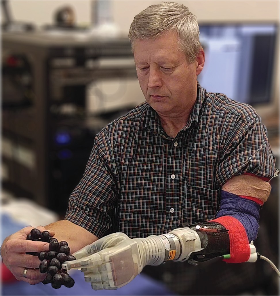 O voluntário Keven Walgamott testa braço robótico inspirado em Luke Skywalker (Foto: Universidade de Utah )