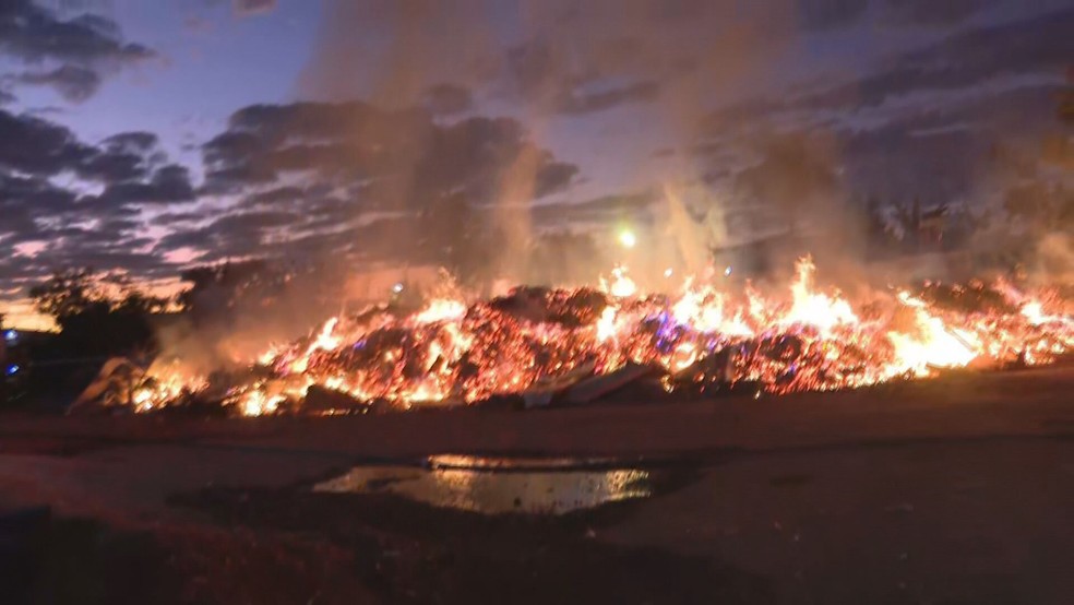 Fogo começou por volta das 3h da madrugada desta quinta-feira (23), na Estrutural, no DF — Foto: TV Globo/Reprodução