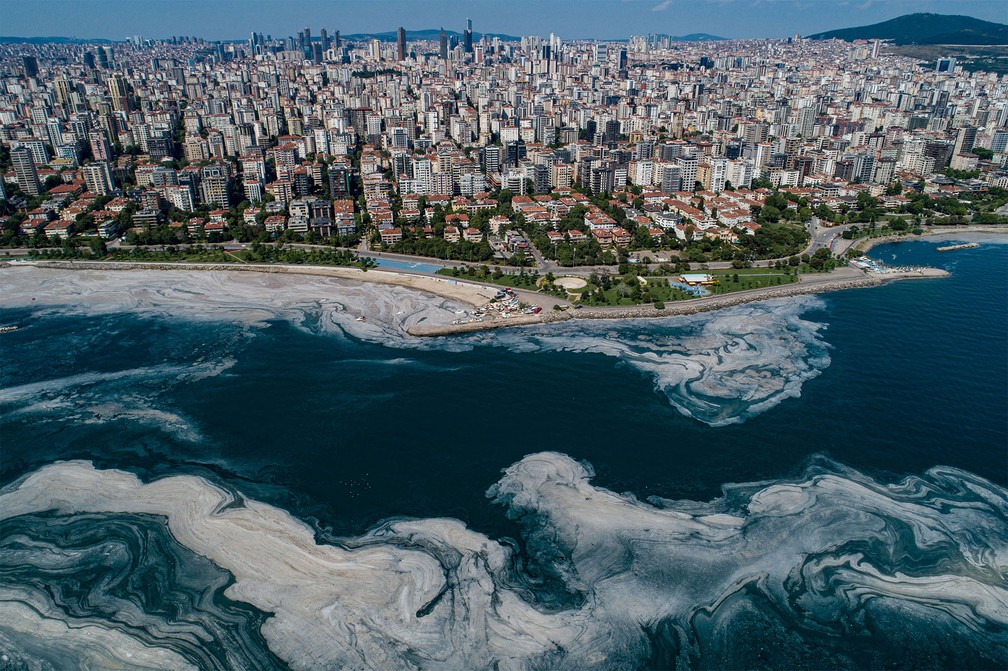 'Muco marinho' cobre as águas do Mar de Mármara, em Istambul, na Turquia — Foto: Yasin Akgul/AFP
