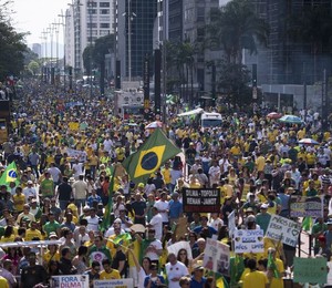 Manifestantes na Av. Paulista, próximo à Rua Frei Caneca (Foto: Marcelo Camargo/Agência Brasil)
