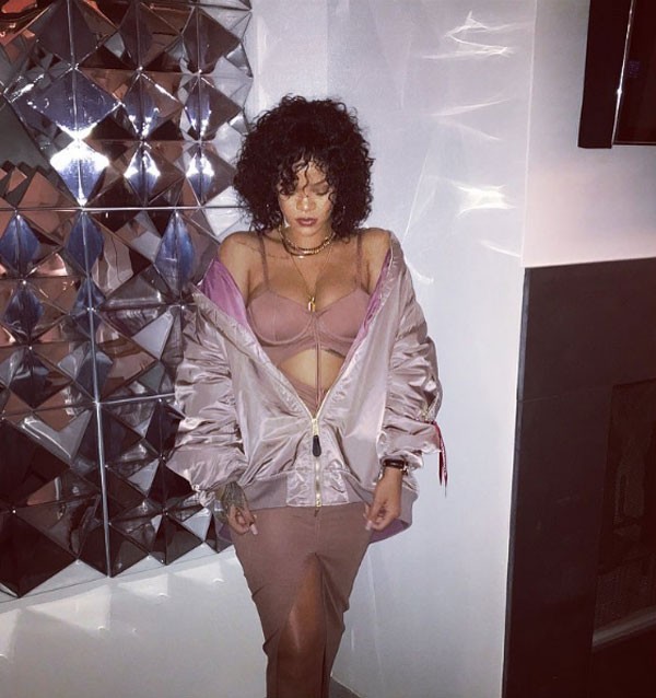 A cantora Rihanna encanta e seduz com o seu jaquetão (Foto: Reprodução/Instagram)