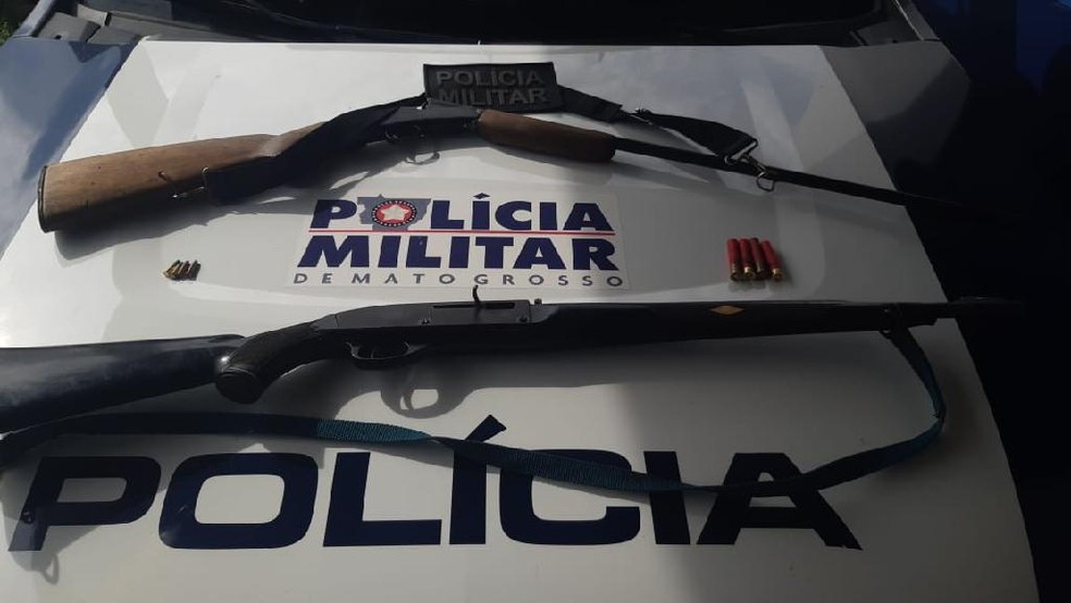 Armas encontradas no local foram apreendidas pela PM — Foto: PM-MT