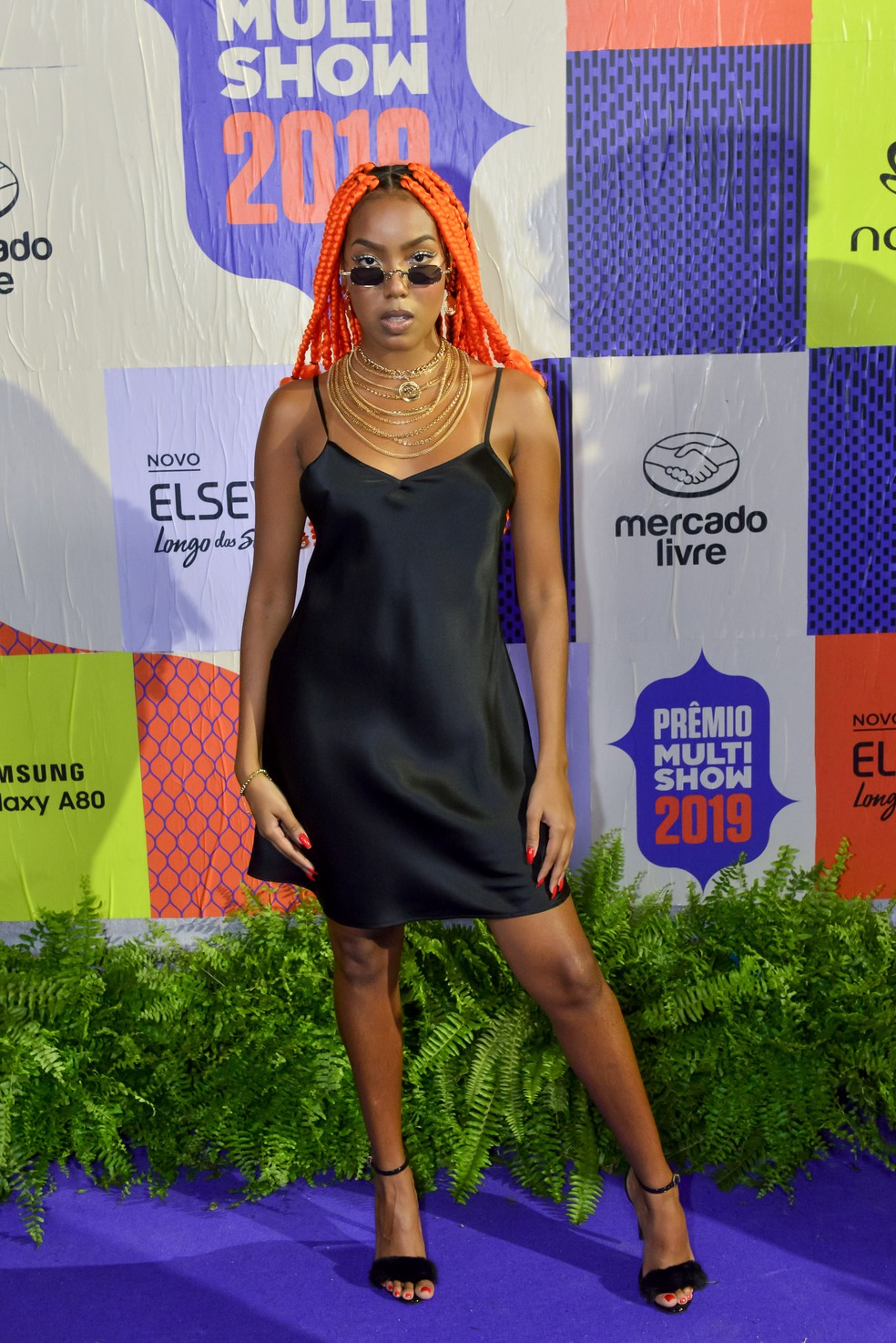 Lellê investiu em tranças laranjas e vestido tubinho preto, mais óculos escuros — Foto: Fabio Cordeiro/Gshow