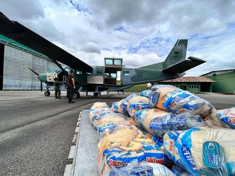 FAB entrega cerca de 4 toneladas de alimentos para a população indígena Yanomami, em Roraima — Foto: Divulgação/FAB