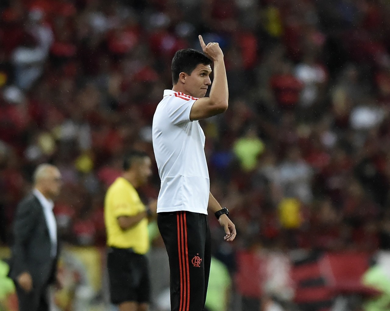 Com números melhores, Barbieri sofre mais que Zé para deixar de ser interino